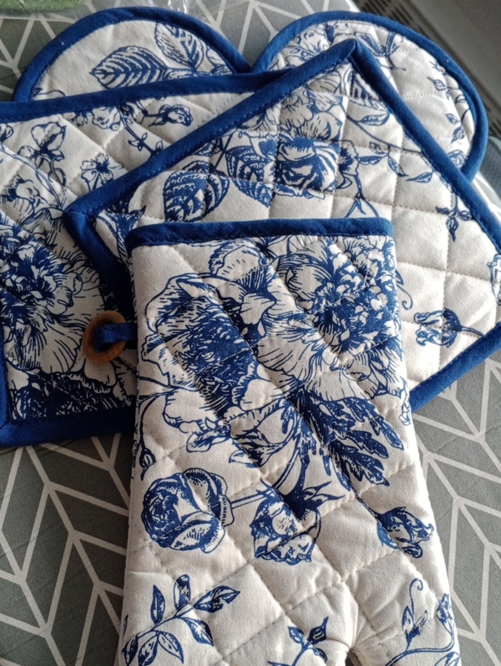 Blue Floral Quilted Oven Mitt and Pot Holder Set - Classic Kitchen Linens